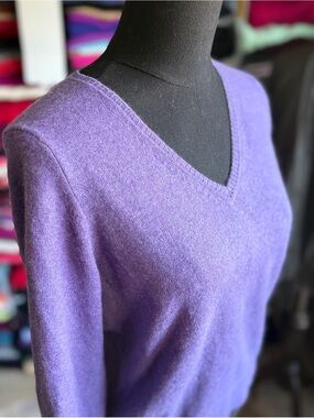 Valerie Stevens Lavender V-Neck Cashmere Sweater